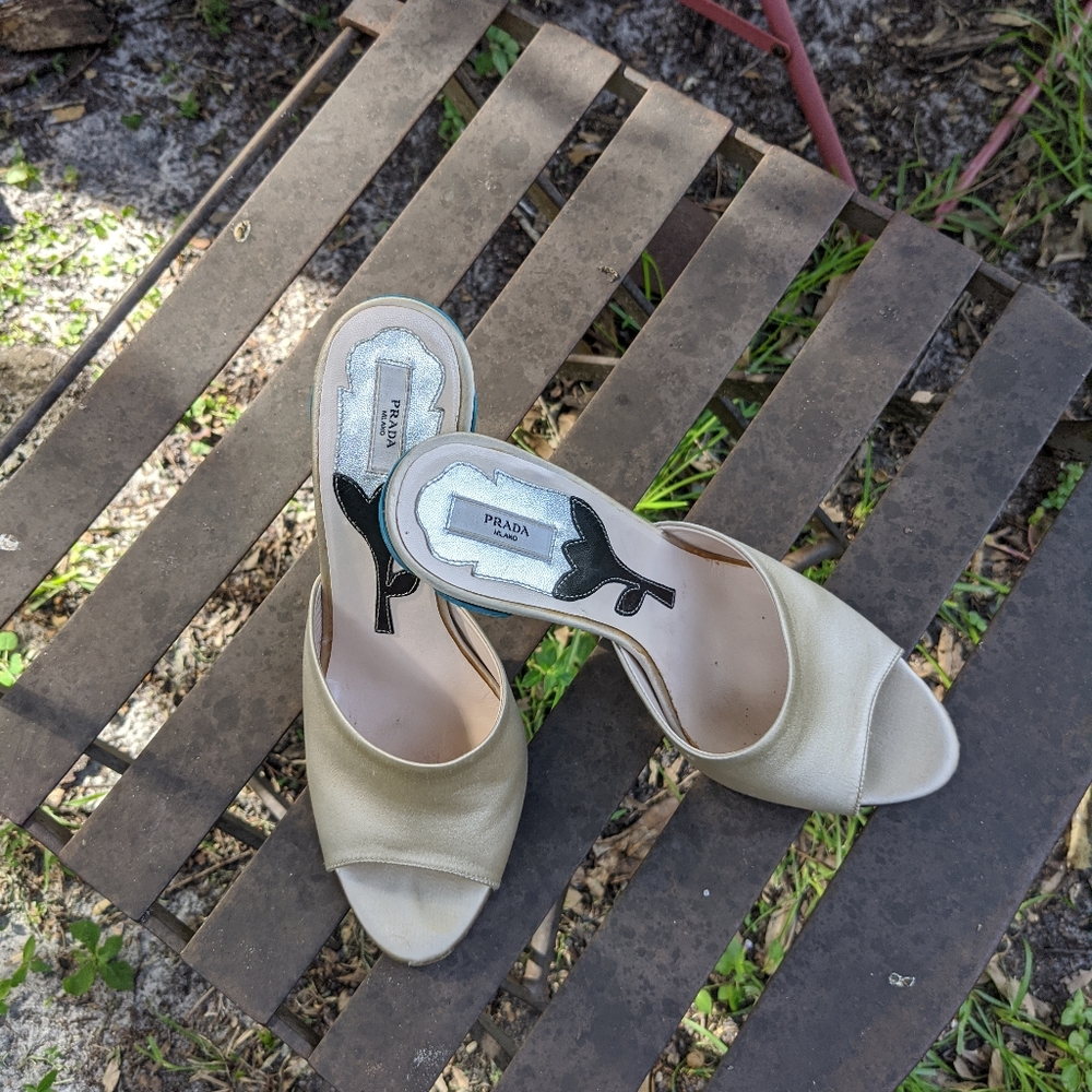 Prada heels w/exquisite flower heel detail size 36.5